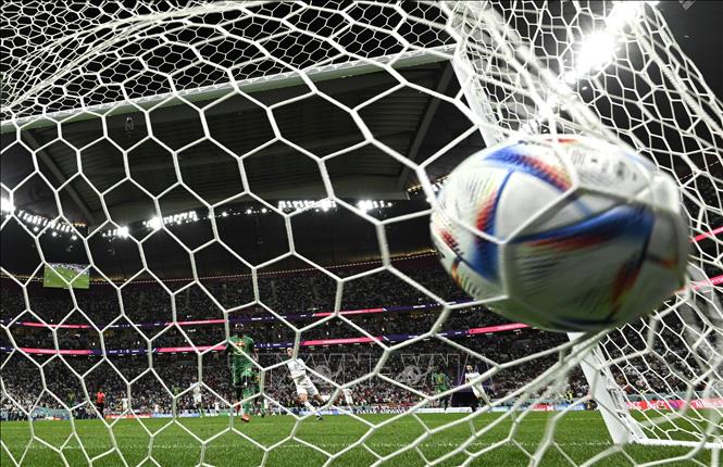 Bóng vào lưới Senegal sau cú sút của tiền đạo Anh Harry Kane. Ảnh: THX/ TTXVN