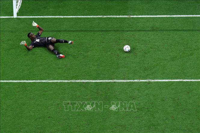 Thủ thành Senegal Edouard Mendy thất bại trong pha cản phá cú sút của tiền đạo Anh Bukayo Saka. Ảnh: AFP/ TTXVN
