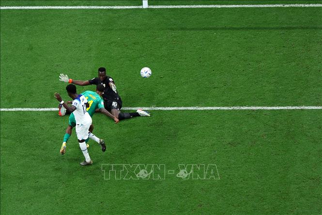 Tiền đạo Bukayo Saka (số 17) ghi bàn thắng gia tăng cách biệt 3-0 cho tuyển Anh trước Senegal. Ảnh: AFP/ TTXVN