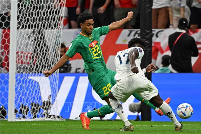 Tiền đạo Bukayo Saka (số 17) ghi bàn thắng gia tăng cách biệt 3-0 cho tuyển Anh trước Senegal. Ảnh: AFP/ TTXVN