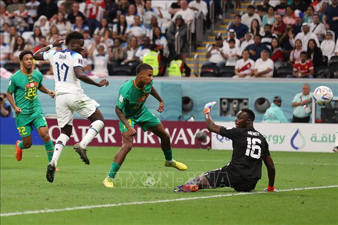 Tiền đạo Bukayo Saka (số 17) ghi bàn thắng gia tăng cách biệt 3-0 cho tuyển Anh trước Senegal. Ảnh: AFP/ TTXVN