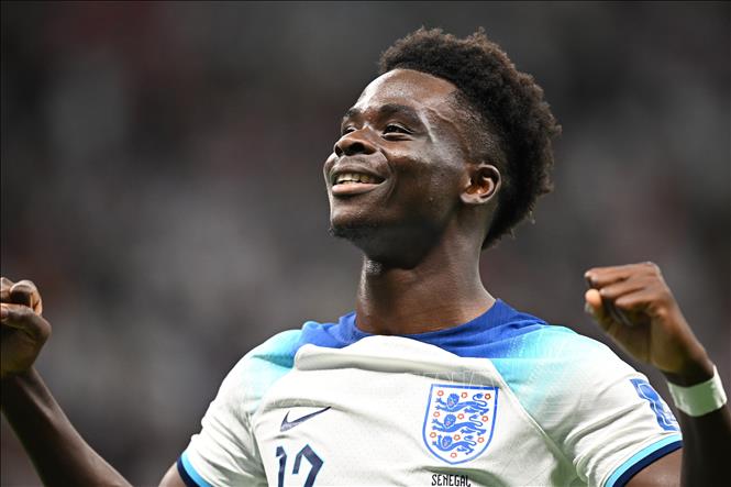 Pha ăn mừng của tiền đạo Bukayo Saka sau khi ghi bàn thắng gia tăng cách biệt 3-0 cho tuyển Anh trước Senegal. Ảnh: AFP/ TTXVN