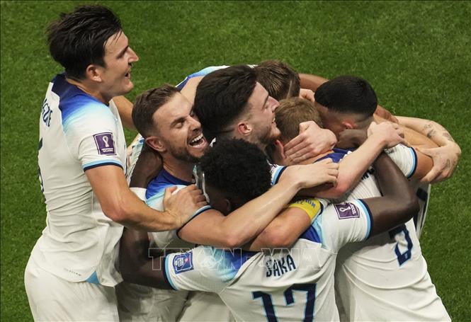 Các cầu thủ Anh ăn mừng bàn thắng nhân đôi cách biệt của Harry Kane. Ảnh: THX/ TTXVN
