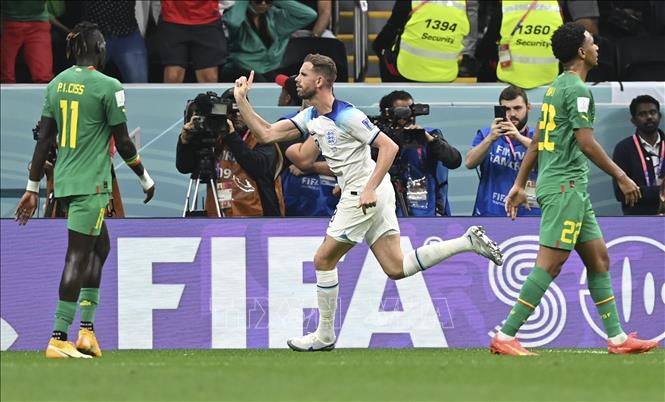 Jordan Henderson (giữa) ăn mừng sau khi ghi bàn thắng mở tỉ số cho Anh trước Senegal. Ảnh: THX/ TTXVN