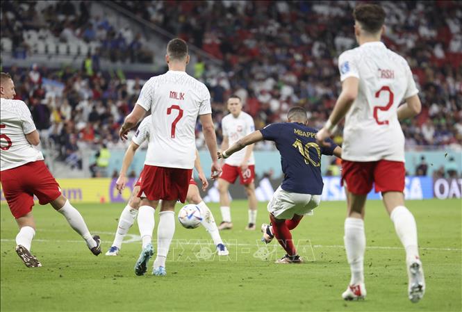 Trong ảnh: Tiền đạo tuyển Pháp Kylian Mbappe (số 10) ghi bàn thắng vào lưới Ba Lan trong trận đấu vòng 1/8 Wolrd Cup 2022 ở Doha, Qatar ngày 4/12/2022. Ảnh: THX/TTXVN