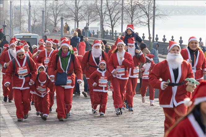 Với những bức ảnh thời sự quốc tế đầy ấn tượng của cuộc thi chạy ông già Noel, bạn sẽ có cơ hội cảm nhận những giây phút hồi hộp, náo nức và cảm xúc đầy sức sống. Cùng chạy bộ và trải nghiệm những khoảnh khắc tuyệt vời của mùa Giáng sinh này nhé!