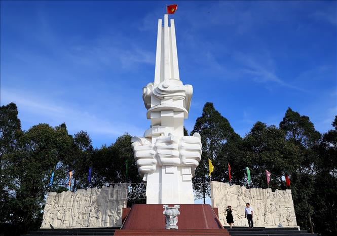 Trong ảnh: Tượng đài Chiến thắng Bình Giã (Quốc lộ 56, thị trấn Ngãi Giao, huyện Châu Đức, tỉnh Bà Rịa - Vũng Tàu) là nơi ghi dấu trang sử hào hùng của quân và dân ta trong cuộc kháng chiến chống Mỹ. Ảnh: Hồng Đạt - TTXVN
