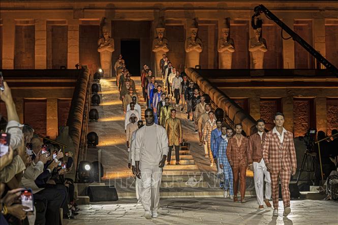 Trong ảnh (tư liệu): Buổi trình diễn thời trang của hãng Stefano Ricci tại đền thờ Pharaoh Hatshepsut ở Luxor, Ai Cập, ngày 9/10/2022. Ảnh: AFP/ TTXVN