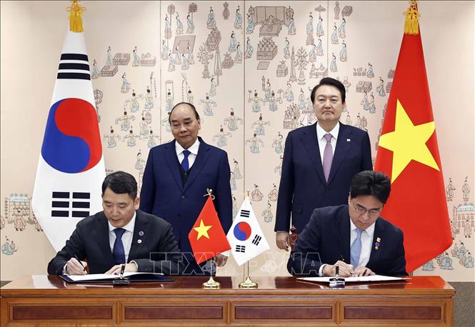 Hội nghị thượng đỉnh giữa Chủ tịch nước Nguyễn Xuân Phúc và Tổng thống Hàn Quốc Moon Yoon Suk đã thành công rực rỡ, mở ra một tương lai tươi sáng cho quan hệ hai nước. Việt Nam và Hàn Quốc cam kết cùng tăng cường hợp tác trong nhiều lĩnh vực, đồng thời thúc đẩy nền kinh tế và hòa bình trong khu vực.