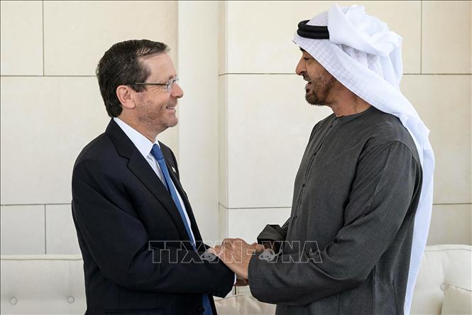 Trong ảnh: Tổng thống UAE Mohammed bin Zayed Al Nahyan (phải) và  Tổng thống Israel Isaac Herzog (trái) tại cuộc gặp ở  Abu Dhabi, ngày 5/12/2022. Ảnh: AFP/TTXVN