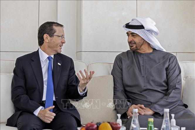 Trong ảnh: Tổng thống UAE Mohammed bin Zayed Al Nahyan (phải) và  Tổng thống Israel Isaac Herzog (trái) tại cuộc gặp ở  Abu Dhabi, ngày 5/12/2022. Ảnh: AFP/TTXVN