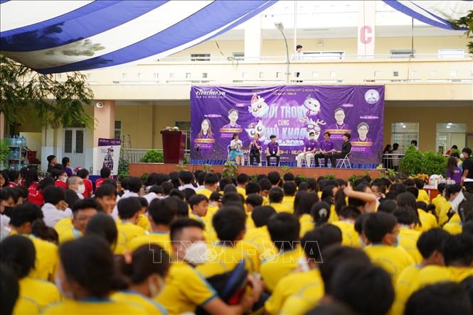 Trong ảnh: Đông đảo học sinh tham dự chương trình. Ảnh: Thu Hoài - TTXVN