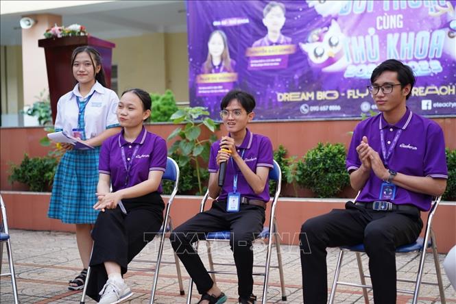 Trong ảnh: Các Thủ khoa chia sẻ kinh nghiệm trong việc học tập với các em học sinh tại chương trình. Ảnh: Thu Hoài - TTXVN