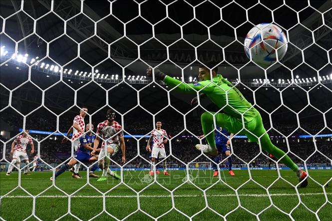 Tiền đạo Daizen Maeda của Nhật Bản sút tung lưới Croatia mở tỷ số trận đấu ở phút 43. Ảnh: AFP/TTXVN