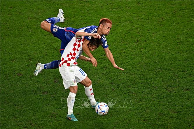 Tình huống tranh chấp bóng quyết liệt giữa Yuto Nagatomo (trên) của Nhật Bản và Luka Modric của Croatia. Ảnh: AFP/TTXVN