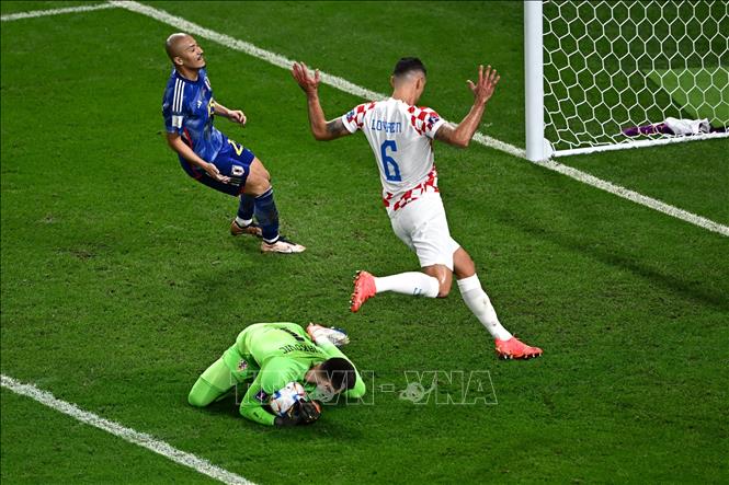 Pha bắt bóng cứu thua của thủ thành Croatia Dominik Livakovic. Ảnh: AFP/TTXVN