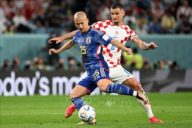 Pha dứt điểm của tiền đạo Nhật Bản Daizen Maeda (số 25) trước hậu vệ Dejan Lovren của Croatia. Ảnh: AFP/TTXVN