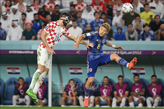 Pha không chiến của hậu vệ Croatia Josko Gvardiol (trái) và tiền vệ Nhật Bản Ritsu Doan. Ảnh: AFP/TTXVN