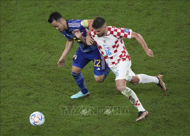 Pha tranh bóng giữa Yoshida Maya (trái) của Nhật Bản và Bruno Petkovic của Croatia. Ảnh: THX/TTXVN