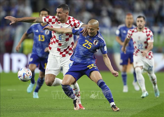 Maeda Daizen (số 25) của Nhật Bản tranh bóng với Dejan Lovren của Croatia. Ảnh: THX/TTXVN