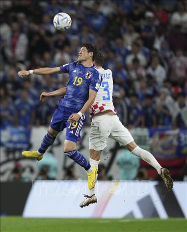 Pha không chiến quyết liệt giữa Sakai Hiroki (trái) của Nhật Bản và Borna Barisic của Croatia. Ảnh: THX/TTXVN