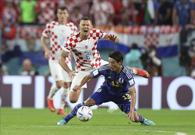 Pha tranh chấp bóng quyết liệt giữa Morita Hidemasa (phải) của Nhật Bản và Dejan Lovren của Croatia. Ảnh: THX/TTXVN