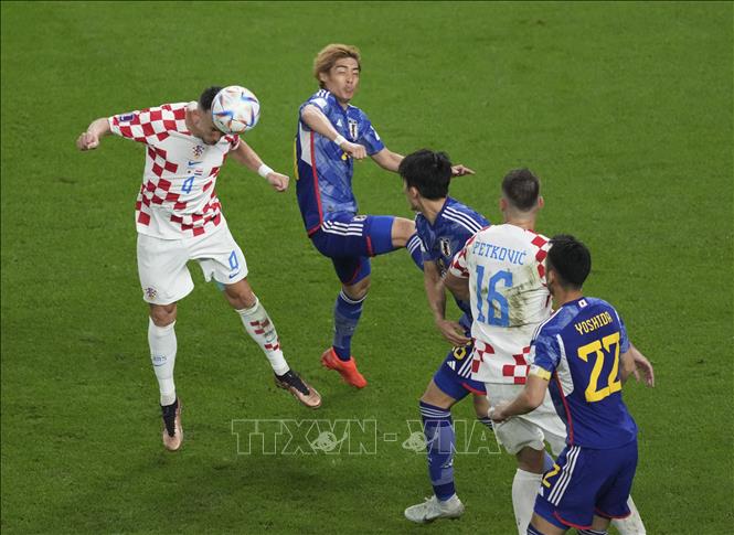 Pha đánh đầu của tiền vệ Croatia Ivan Perisic (trái) cân bằng tỷ số 1-1 với Nhật Bản. Ảnh: THX/TTXVN