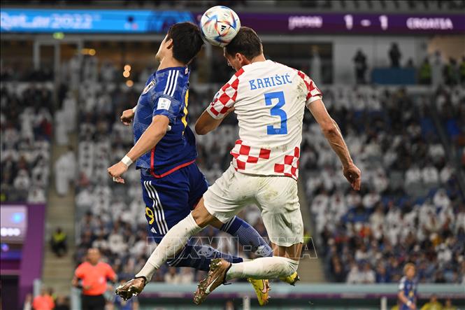 Tình huống tranh chấp bóng bổng giữa Hiroki Sakai (trái) của Nhật Bản và Borna Barisic của Croatia. Ảnh: AFP/TTXVN