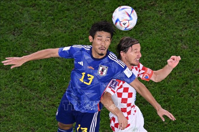 Tình huống tranh chấp bóng bổng quyết liệt giữa Hidemasa Morita (số 13) của Nhật Bản và Luka Modric của Croatia. Ảnh: AFP/TTXVN
