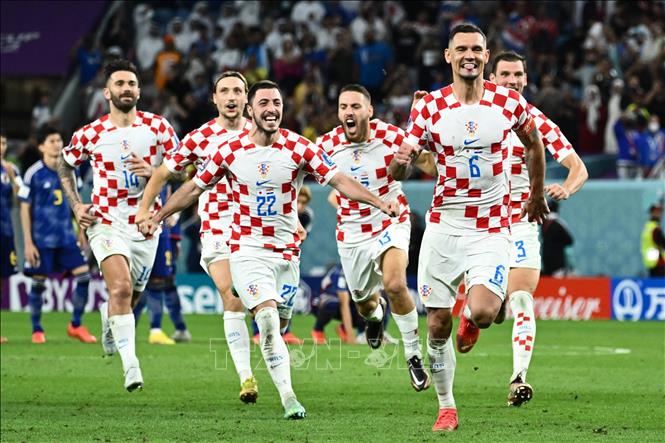 Niềm vui của các cầu thủ Croatia sau khi đánh bại Nhật Bản để giành vé vào tứ kết World Cup 2022. Ảnh: AFP/TTXVN