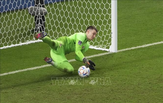 Thủ thành Croatia Dominik Livakovic cản phá thành công cú sút luân lưu của Yoshida Maya. Ảnh: THX/TTXVN
