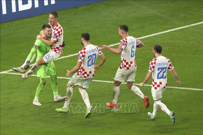 Niềm vui của các cầu thủ Croatia sau khi đánh bại Nhật Bản để giành vé vào tứ kết World Cup 2022. Ảnh: THX/TTXVN