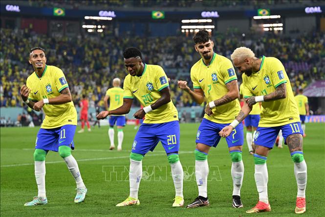 Vũ điệu Sampa quen thuộc ăn mừng bàn thắng mở tỷ số của tiền đạo số 20 của Brazil Vinicius Junior. Ảnh: AFP/TTXVN