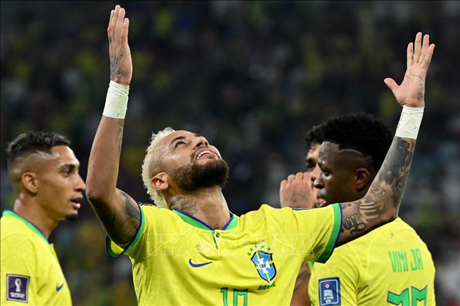 Brazil được hưởng phạt đền sau khi tuyển thủ Hàn Quốc Jung Woo-young phạm lỗi với Richarlison. Trên chấm phạt 11m, Neymar (giữa) nhân đôi cách biệt cho Brazil một cách chuyên nghiệp. Ảnh: AFP/TTXVN