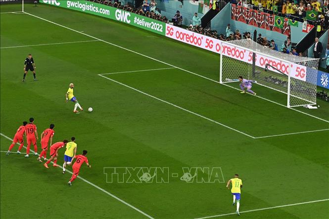 Brazil được hưởng phạt đền sau khi tuyển thủ Hàn Quốc Jung Woo-young phạm lỗi với Richarlison. Trên chấm phạt 11m, Neymar (giữa) nhân đôi cách biệt cho Brazil một cách chuyên nghiệp. Ảnh: AFP/TTXVN