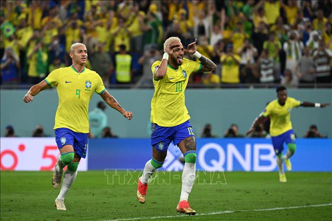 Brazil được hưởng phạt đền sau khi tuyển thủ Hàn Quốc Jung Woo-young phạm lỗi với Richarlison. Trên chấm phạt 11m, Neymar (giữa) nhân đôi cách biệt cho Brazil một cách chuyên nghiệp. Ảnh: AFP/TTXVN