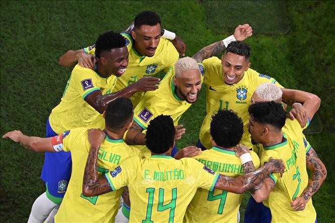 Brazil được hưởng phạt đền sau khi tuyển thủ Hàn Quốc Jung Woo-young phạm lỗi với Richarlison. Trên chấm phạt 11m, Neymar nhân đôi cách biệt cho Brazil một cách chuyên nghiệp. Ảnh: AFP/TTXVN
