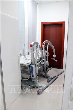 Trong ảnh: Bàn cân bệnh nhân được xếp ở bên hông lối ra vào của khoa Hồi sức tích cực và chống độc. Ảnh: Đoàn Mạnh Dương - TTXVN