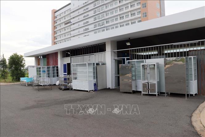Trong ảnh: Các loại tủ thuốc để ở trước cửa nhà xe Bệnh viện. Ảnh: Đoàn Mạnh Dương - TTXVN