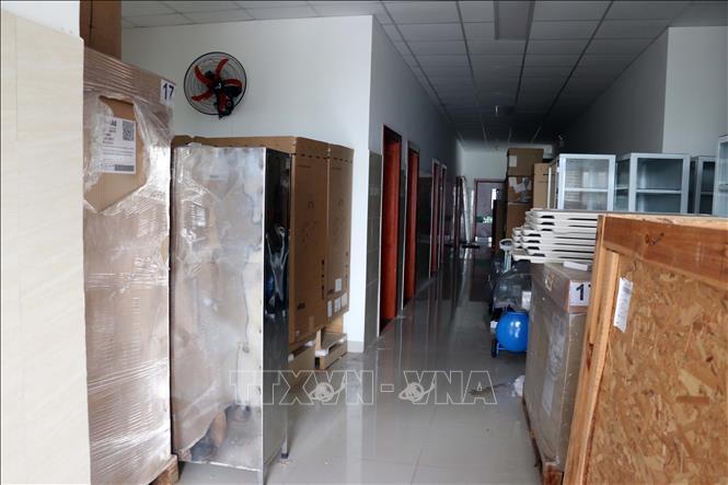 Trong ảnh: Tủ thuốc, máy móc để trong lối đi khoa Giải phẫu bệnh. Ảnh: Đoàn Mạnh Dương - TTXVN