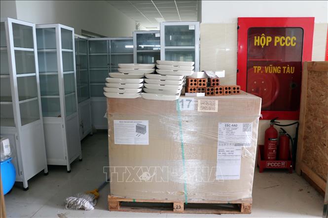 Trong ảnh: Nhiều trang thiết bị vẫn còn đóng gói và để ở lối đi của khoa Giải phẫu bệnh. Ảnh: Đoàn Mạnh Dương - TTXVN