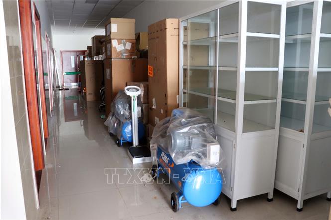 Trong ảnh: Tủ thuốc, máy móc để ở lối đi khoa Giải phẫu bệnh. Ảnh: Đoàn Mạnh Dương - TTXVN