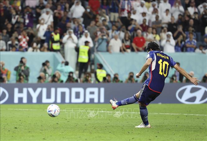 Thủ thành Croatia Livakovic cản phá thành công cú dứt điểm không quá hiểm hóc của tiền vệ Nhật Bản Minamino Takumi (ảnh). Tỷ số luân lưu: Nhật Bản 0-0 Croatia. Ảnh: THX/TTXVN