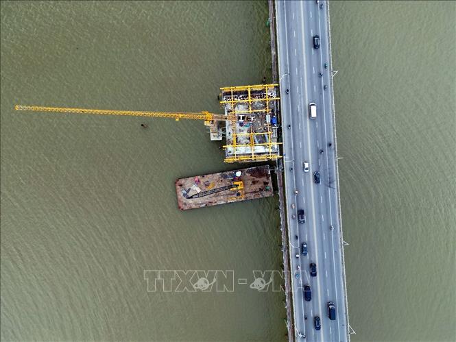 Trong ảnh: Dự án xây dựng cầu Vĩnh Tuy giai đoạn 2 đang được các nhà thầu áp dụng biện pháp thi công mới, giúp công trình “vượt lũ” thành công. Ảnh: Tuấn Anh - TTXVN