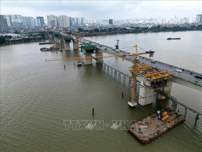 Cầu Vĩnh Tuy 2 được thiết kế gồm 53 nhịp, trong đó 44 nhịp Super T, 3 nhịp đúc hẫng và 6 nhịp dầm liên tục bản rỗng đúc trên đà giáo. Ảnh: Tuấn Anh - TTXVN