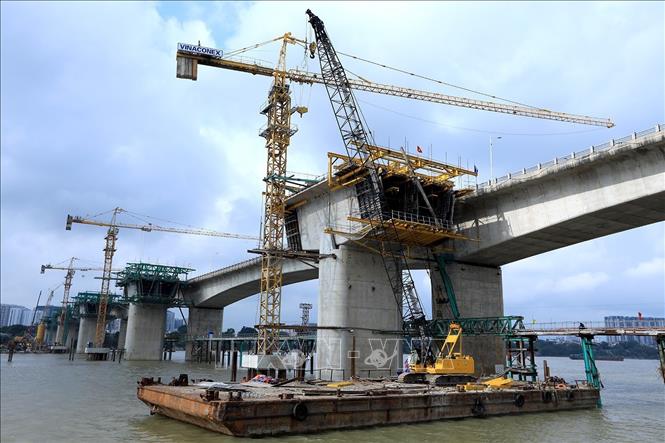 Trong ảnh: Sà lan tải trọng lớn được huy động làm bệ đỡ cẩu khoan, vận chuyển vật liệu thi công 4 trụ giữa cầu Vĩnh Tuy 2. Ảnh: Tuấn Anh - TTXVN