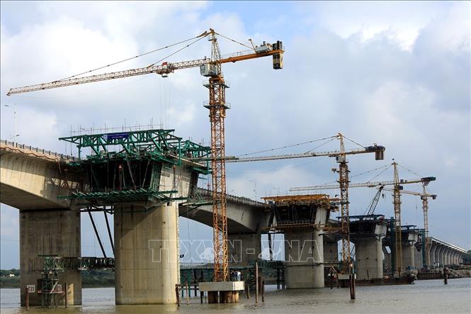 Trong ảnh: Các trụ cầu Vĩnh Tuy 2 đang được các nhà thầu khẩn trương thi công hoàn thành trước tiến độ đề ra. Ảnh: Tuấn Anh - TTXVN