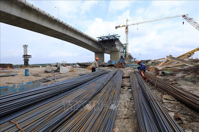 Trong ảnh: Việc thay đổi phương pháp đổ bê tông giúp nhà thầu chủ động được nguồn cung cấp nguyên vật liệu, giảm bớt chi phí cho khâu trung gian…Ảnh: Tuấn Anh - TTXVN