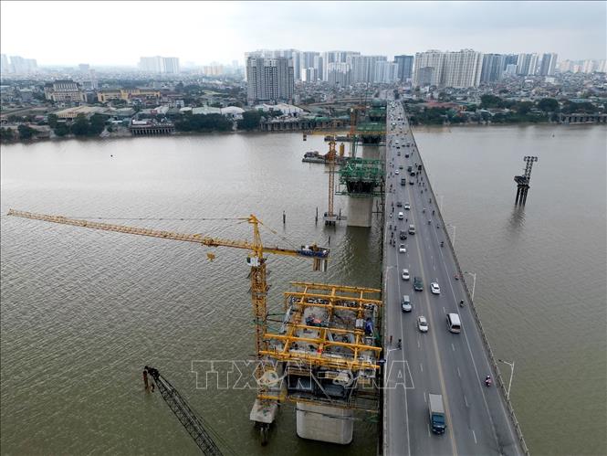 Trong ảnh: Dự án xây dựng Cầu Vĩnh Tuy giai đoạn 2 là một trong những dự án nằm trong danh mục công trình trọng điểm của TP Hà Nội, mục tiêu hoàn thiện toàn bộ đường Vành đai 2 của TP Hà Nội. Ảnh: Tuấn Anh - TTXVN