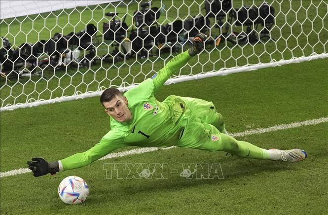 Cú sút của tuyển thủ Nhật Bản Mitoma Kaoru quá lộ, thủ thành Croatia Dominik Livakovic (ảnh) dễ dàng cản phá. Nhật Bản 0-1 Croatia. Ảnh: THX/TTXVN